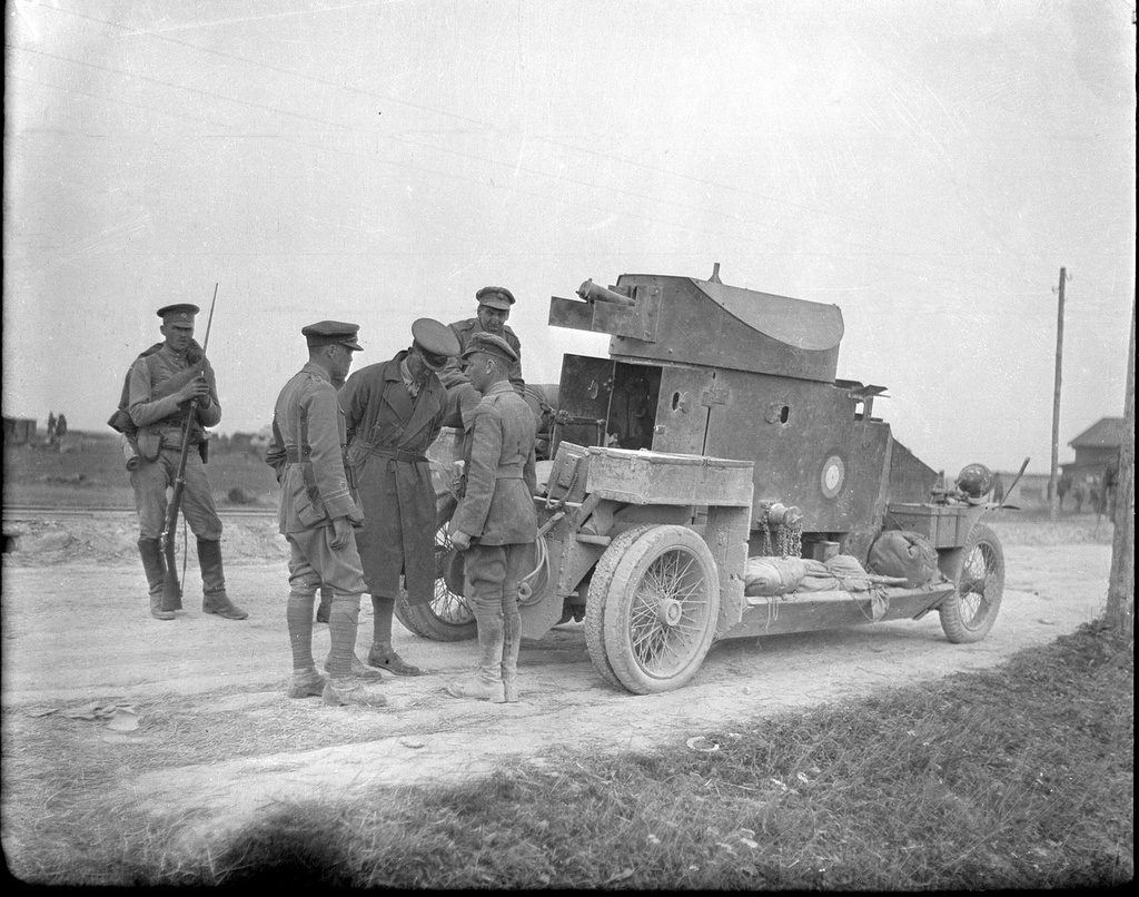Бронеавтомобиль «Ланчестер», 1916 год. Фото сделано на Восточном фронте Джорджем Мьюзом, работавшим на лондонскую газету Daily Mirror и получившим статус официального фотографа Русской Императорской Армии. Фотография из архива пользователя MarinaVatrasova.Видеовыставка «По передовой на Роллс-Ройсе» с этой фотографией.&nbsp;