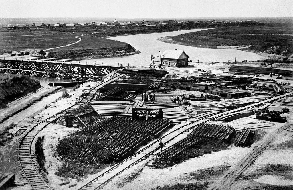 Склад железных конструкций и рельсов для постройки железнодорожного моста через реку Тобол, 1892 - 1896. Выставка «Дореволюционная Россия: строительство» с этой фотографией.&nbsp;