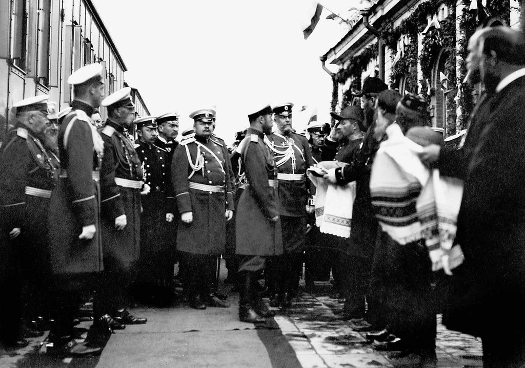 Станция Златоуст. Хлеб-соль императору, 30 июня 1904, Уфимская губ., Златоустовский у., г. Златоуст. Запись в дневнике Николая II: «30 июня 1904 года, среда. Ночью стояли выше города Златоуста и утром увидели известный столб с надписью: Европа–Азия. В 8 1/4 подъехали к станции. После встречи поехали на парад, на котором представились отлично полки: 214-й Мокшанский и 282-й Черноярский. Местоположение было очень красиво — горы кругом площадки парада. Дождь перестал и даже показалось солнце. Заехав в завод у самого собора, вернулись на станцию, где осмотрели оружие и предметы, изготавливаемые на заводе».