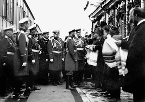 Станция Златоуст. Хлеб-соль императору, 30 июня 1904, Уфимская губ., Златоустовский у., г. Златоуст. Запись в дневнике Николая II: «30 июня 1904 года, среда. Ночью стояли выше города Златоуста и утром увидели известный столб с надписью: Европа–Азия. В 8 1/4 подъехали к станции. После встречи поехали на парад, на котором представились отлично полки: 214-й Мокшанский и 282-й Черноярский. Местоположение было очень красиво — горы кругом площадки парада. Дождь перестал и даже показалось солнце. Заехав в завод у самого собора, вернулись на станцию, где осмотрели оружие и предметы, изготавливаемые на заводе».Выставка «Неслучайные встречи» с этой фотографией.