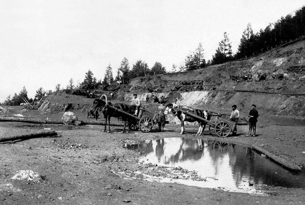 Доставка руды на завод, 1900 год, Оренбургская губ., Челябинский у.. От рудника до завода была проложена конно-железная дорога для доставки руды. Симский рудник относился к группе Бакальских месторождений, которые славились качеством руды.&nbsp;Видео «Владимир Обручев. Писатель-фантаст и академический ученый» с этой фотографией.