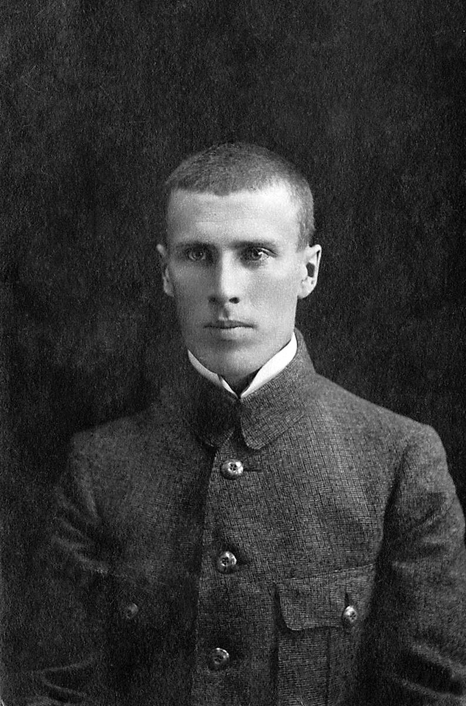 Самуил Моисеевич Цвиллинг, 1917 - 1918, Оренбургская губ., Челябинский у., г. Челябинск. Самуил Цвиллинг (годы жизни: 1891–1918) – тобольский мещанин, участвовал в событиях первой русской революции. Был приговорен к смертной казни, которую заменили четырьмя годами тюрьмы.&nbsp;После освобождения работал мелким служащим, жил в Екатеринбурге, Троицке, Сатке. В феврале 1917 года находился на излечении в лазарете Челябинского гарнизона. Челябинцы познакомились с ним 6 марта 1917 года на митинге у кинотеатра «Луч».&nbsp;19 марта он был избран председателем горкома РСДРП. С 1 апреля 1917 года был председателем Челябинского Совета рабочих и солдатских депутатов. Участвовал в работе VI съезда партии. Погиб 2 апреля 1918 года. Обладал выдающимися ораторскими способностями.