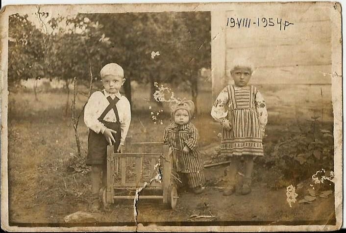 «Мама с братьями», 19 августа 1954, Украинская ССР, Ровенская обл., с. Пустомиты. Фотография из архива Александра Данильца.