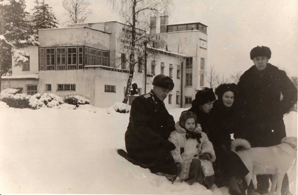 Семейный портрет, 1950 - 1960, Ленинградская обл., дер. Колтуши. Выставка «Петербургские шведы» с этой фотографией.