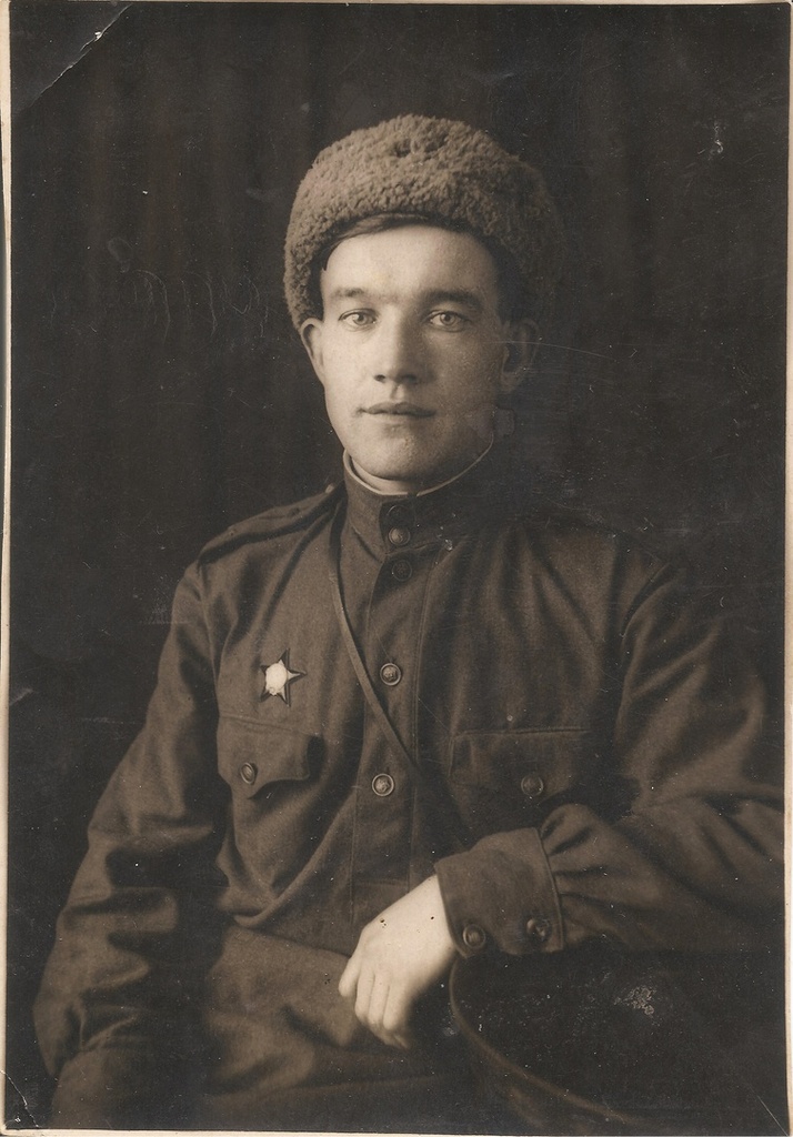 Лейтенант, 28 мая 1944. Танкист Александр Петрович Афонин.Выставка «Защитники Отечества» с этой фотографией.