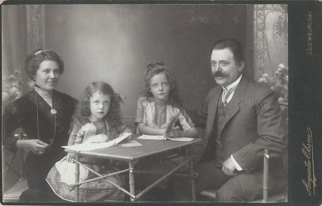 Роза София Финне с мужем и детьми, 1910 - 1917, Або-Бьернеборгская губ., г. Уусикаупунки. Выставка «Петербургские шведы» с этой фотографией.
