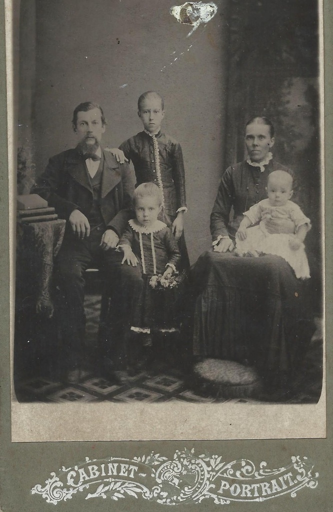Семейный портрет, 1899 год, г. Санкт-Петербург. С. Финне с женой Иоганной Вильгельмовной и детьми.Проживали в Адмиралтействе.&nbsp;Выставка «Петербургские шведы» с этой фотографией.