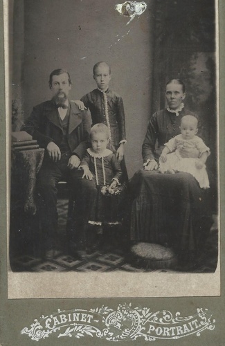 Семейный портрет, 1899 год, г. Санкт-Петербург