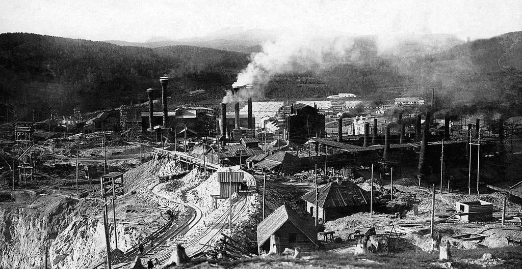 Завод «Магнезит», 1933 - 1935, Челябинская обл., г. Сатка. В 1935 году впервые в завод был подведен железнодорожный путь с широкой колеей для подвозки руды и топлива.Выставка «Мы новый мир построим» с этой фотографией.