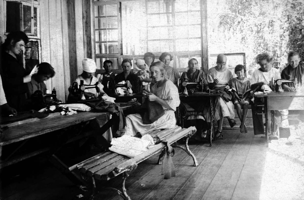 Трудовая школа имени Карла Либкнехта и Розы Люксембург. В швейной мастерской, 1923 год, Челябинская губ., г. Челябинск. С целью трудовой подготовки детей из детских домов, колоний, детизоляторов в Челябинске работало 6 мастерских: столярная, сапожная, переплетная, швейная, шорная, чулочная. Всего в них было охвачено 60 человек из 109 воспитанников детских домов.&nbsp;&nbsp;
