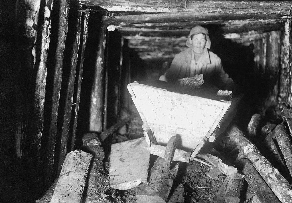 В штреке, 1930 год, Уральская обл.. Выставка «Шахтеры» с этой фотографией.