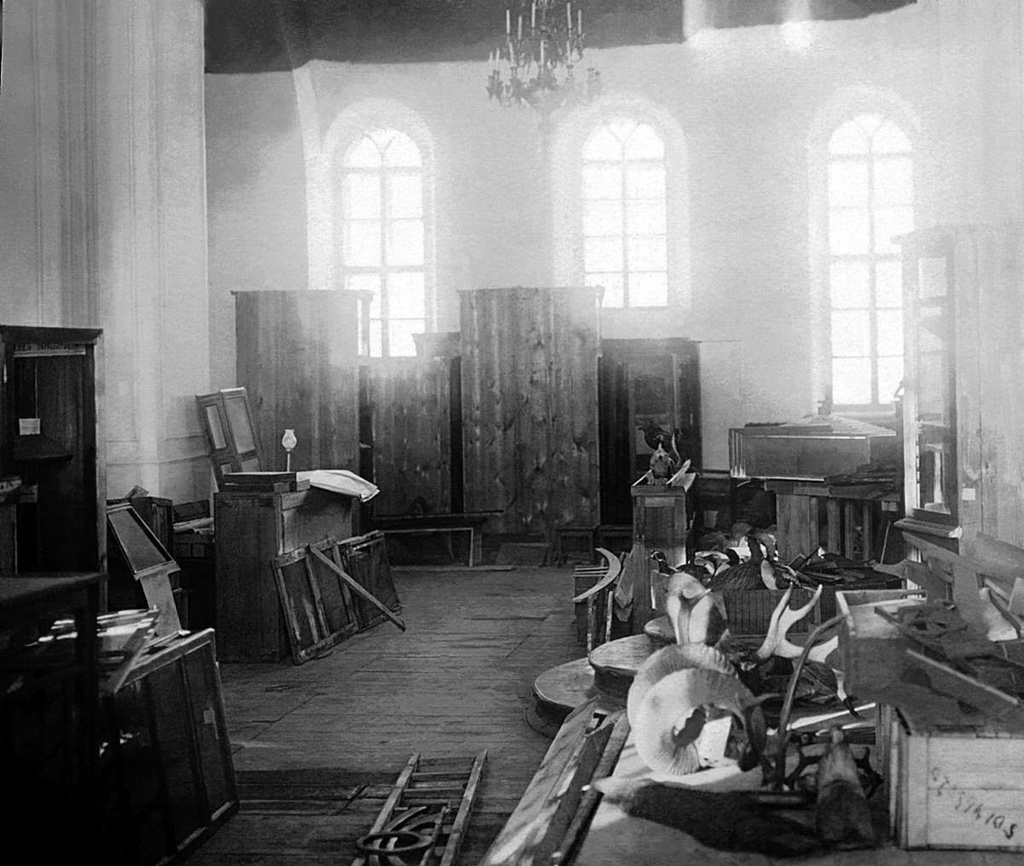 Имущество Челябинского музея, перевезенное в здание бывшей Троицкой церкви, 1929 год, г. Челябинск. Выставка «Мы новый мир построим» с этой фотографией.