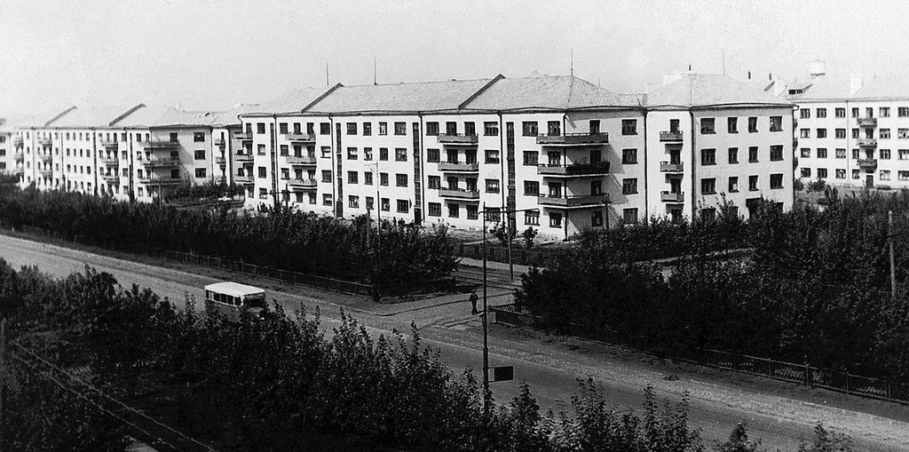 ЧТЗ. Жилые корпуса по улице Спартака, 1930-е, г. Челябинск. К середине 1930-х годов был подготовлен новый генплан Челябинска, в разработке принимали участие ленинградцы и челябинцы. Проект учитывал преобладание ветров западного и юго-западного направлений. Жилые районы располагались к западу от заводов, в Тракторозаводском районе – около озера Первого. С 1960 года улица Спартака – проспект Ленина.