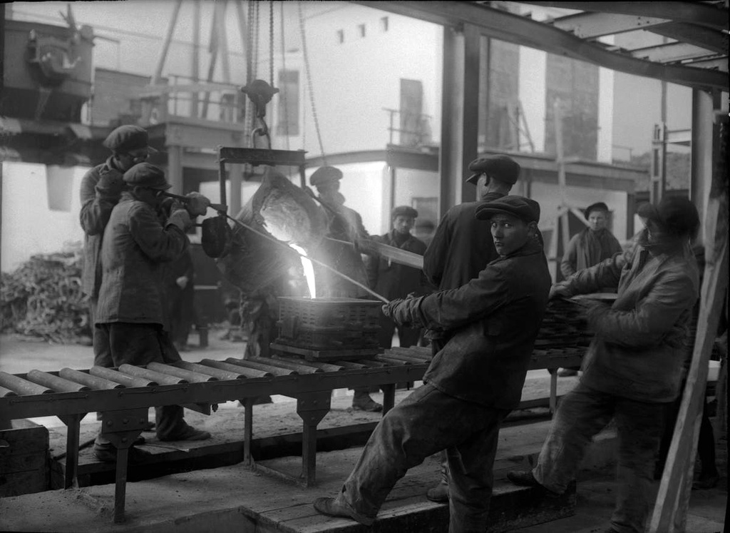 ЧТЗ. Литейный цех, 1933 год, г. Челябинск. 10 августа 1930 года под звуки оркестра были заложены первые камни фундамента литейного цеха.Выставка «Мы новый мир построим» с этой фотографией.