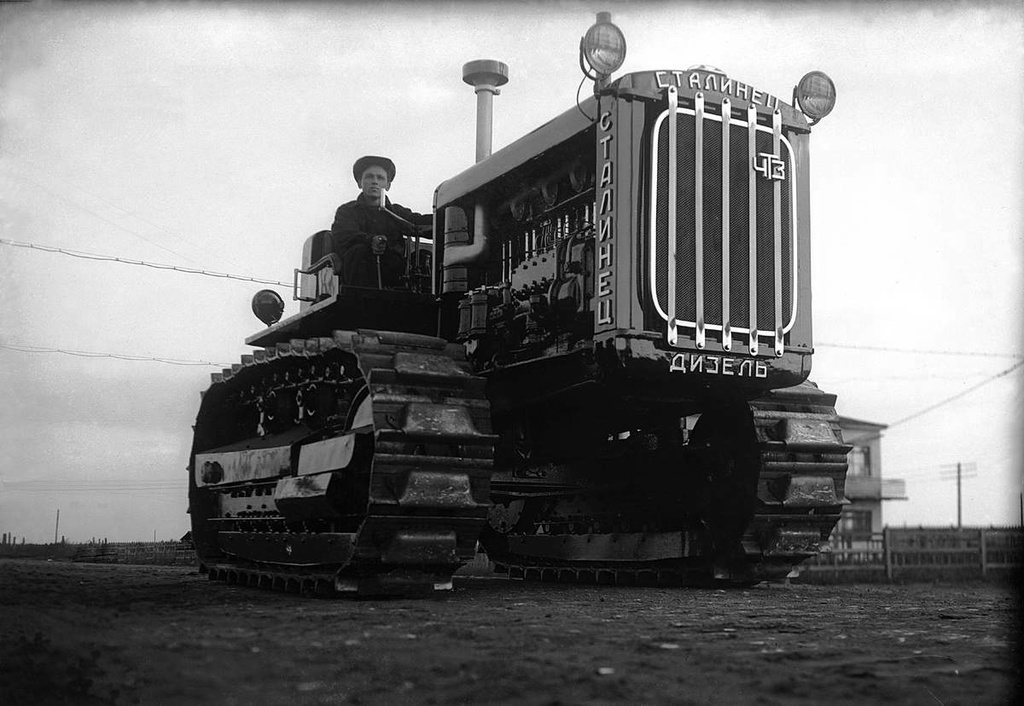 ЧТЗ. Трактор «Сталинец-дизель», 1930-е, г. Челябинск. Выставка «Мы новый мир построим» и видео «Сельское хозяйство» с этой фотографией.