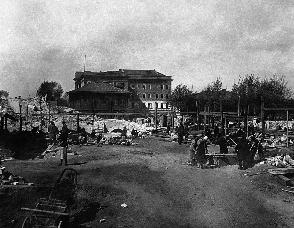 Фото \"Разбор завалов и вывоз кирпича после сноса Одигитриевского ...