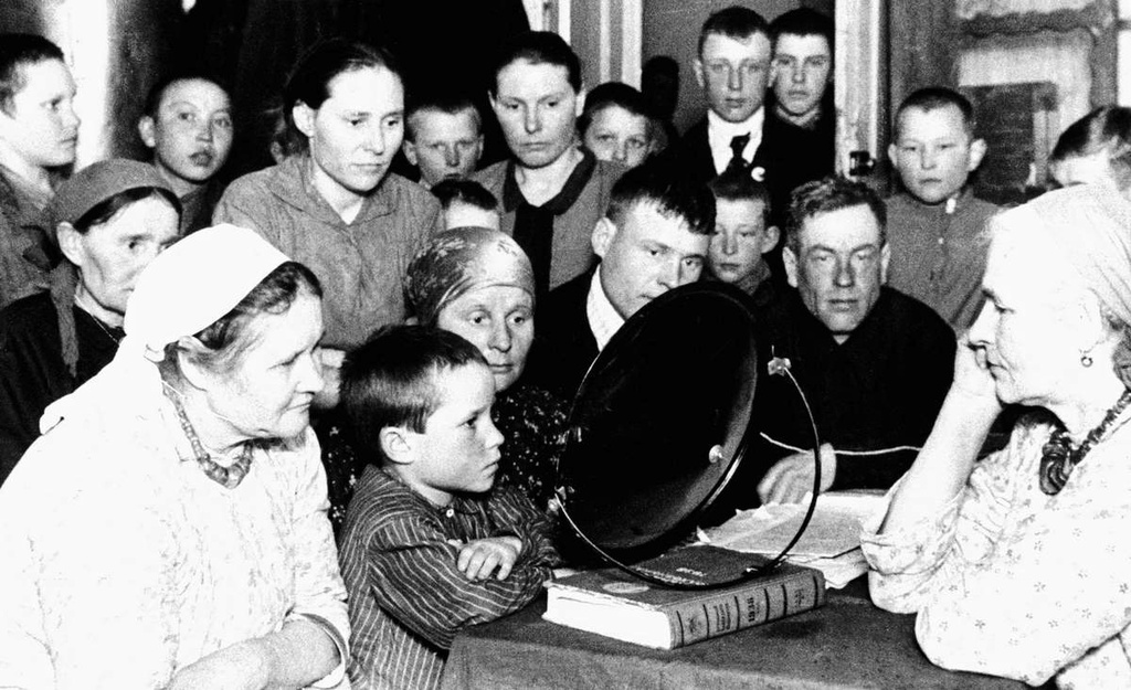 Слушают радио, 1930 год, г. Челябинск. Выставка «Изобретение, наделавшее много шуму», видео «Сергей Киров» с этим снимком.7 ноября 1929 года в городе появилось собственное радиовещание.