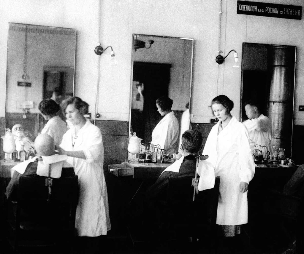 Парикмахерская № 1. Внутренний вид, 1930 год, г. Челябинск. На оборудование и открытие первой парикмахерской в 1928–1929 годах было истрачено 13 тысяч рублей. В 1930 году было обслужено 128 тысяч клиентов.Ныне улица Кирова.