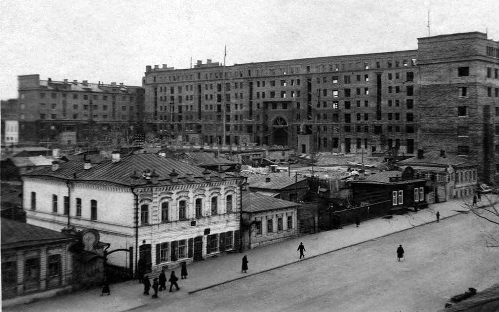 Строительство 7-этажного жилого дома. Здание главным фасадом обращено к площади Революции, 1935 - 1937, г. Челябинск. Строительство его начато в 1934 году, введено в эксплуатацию в 1938 году. Снимок сделан со стороны улицы Кирова.Выставка «Мы новый мир построим» с этой фотографией.