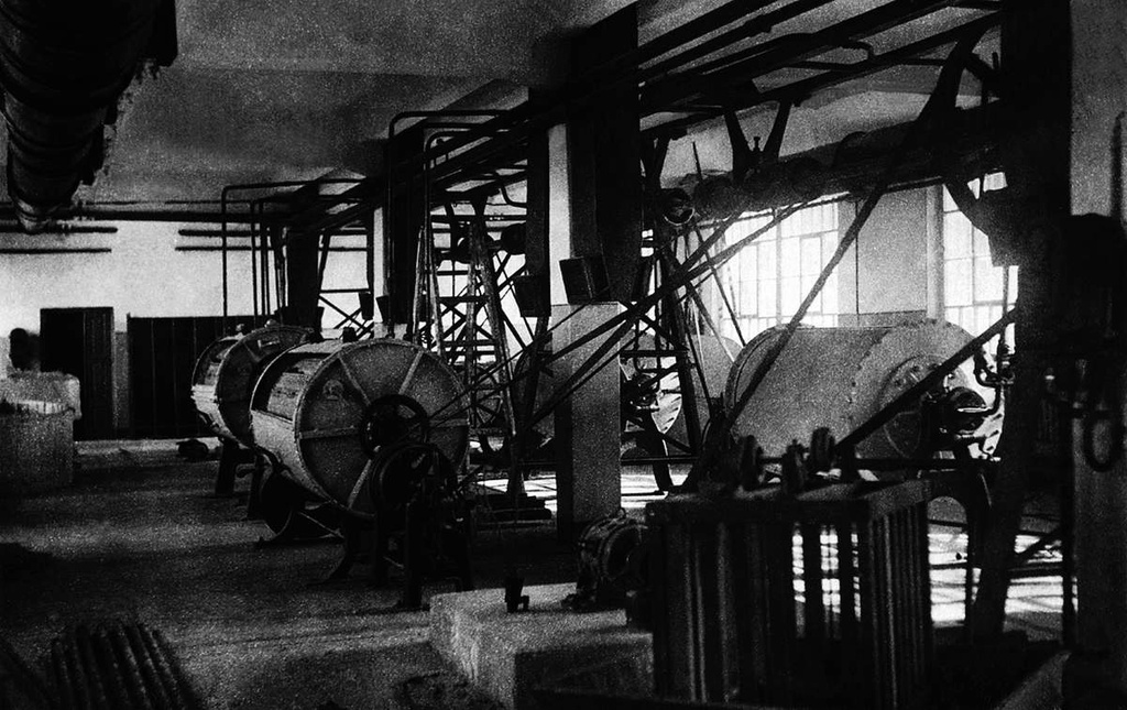 Прачечная. Внутренний вид механического стирального зала, 1935 - 1940, г. Челябинск. В 1930–1931 годах в Челябинске было построено 3 прачечных с суточной пропускной способностью в 6 тонн белья. Этого было явно недостаточно. В 1935 году было закончено строительство механической прачечной комтреста, началось оборудование прачечных в новых заводских районах.