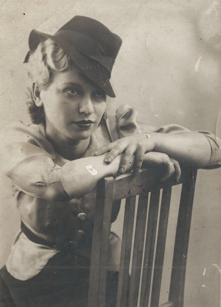 Надежда Тэрвидис, 2 июля 1944, г. Ленинград. Выставки&nbsp;«10 модных фотографий: 1940-е» и «Мода ХХ века в 100 фотографиях» с этим снимком.