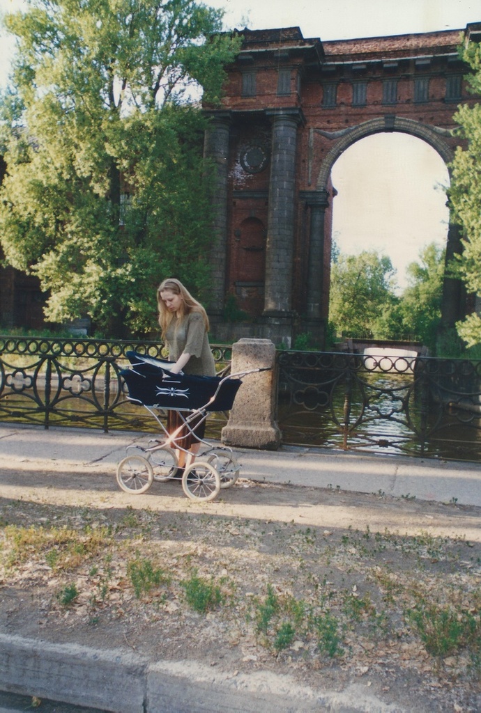 «Девяностик», июль - август 1997, г. Санкт-Петербург. Выставка «Прогулки по набережной Мойки» с этой фотографией.