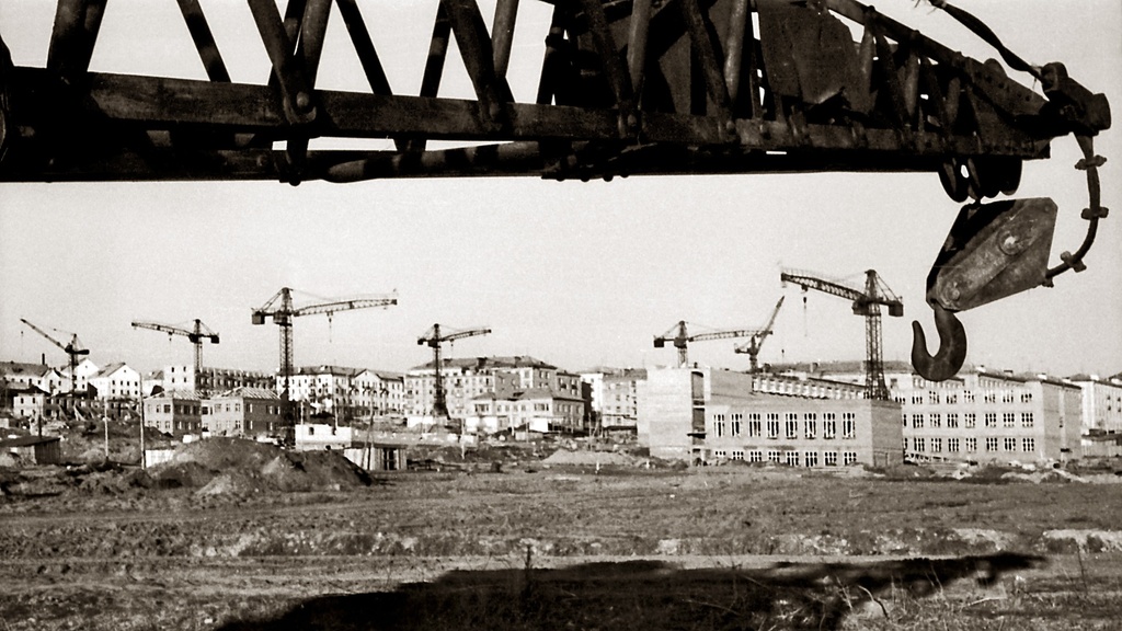 Строительный форсаж, 5 - 15 мая 1961, Кировская обл., г. Кирово-Чепецк. На переднем плане строящаяся школа № 7, на ней кончался проспект Кирова. Точка съемки – будущая улица Первомайская. Фотография из архива Виктора Викторович Бровцина.