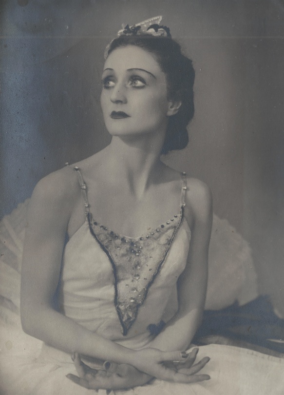 Вера Цигнадзе, 1945 - 1950. Выставка «Артисты советского театра и кино» с этой фотографией.
