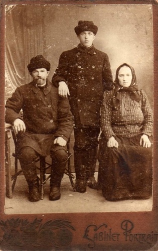 Семья Беловых: Матвей и Ефросинья с сыном Иваном, 1900 - 1910, Тверская губ., г. Бежецк