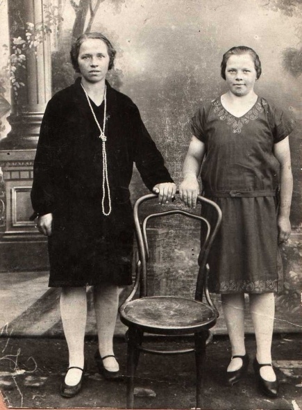 Агриппина и Мария Беловы, 1924 год, Тверская губ., г. Бежецк. Выставка «Родом из Чудинково» с этой фотографией.&nbsp;