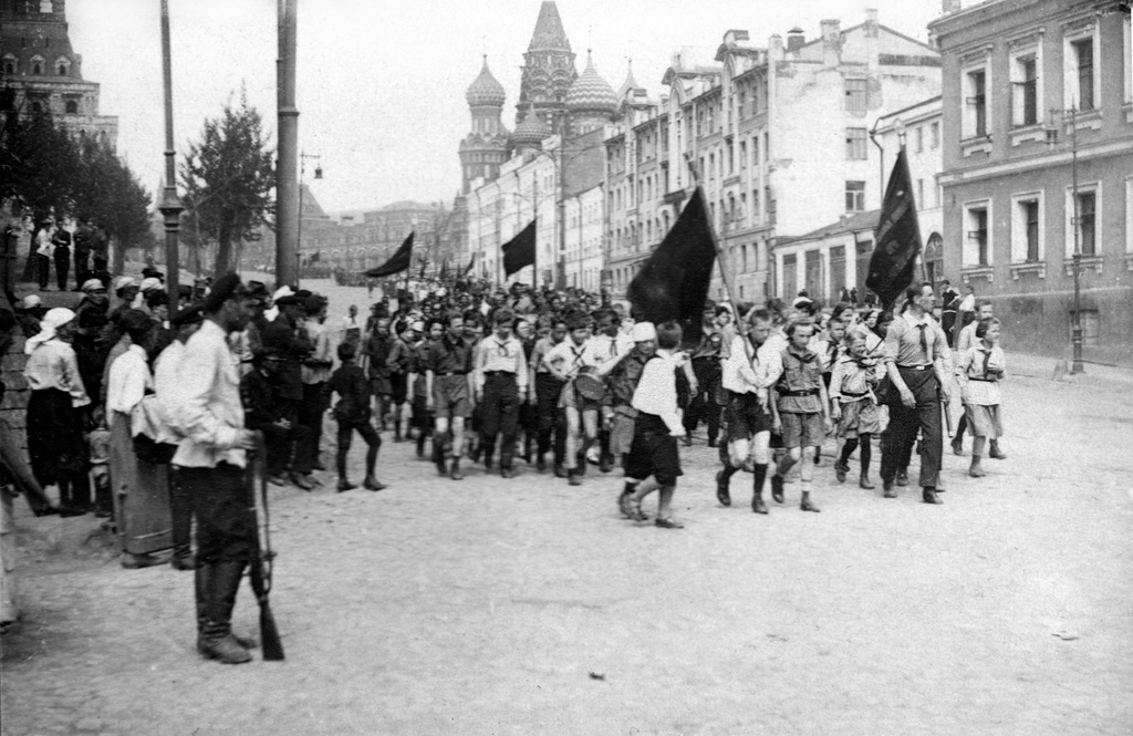 Пионеры после первомайской демонстрации, 1 мая 1930, г. Москва. Выставка «Будь готов!» с этой фотографией.