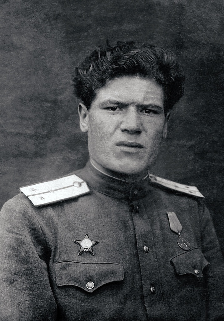 Александр Уткин, 1943 - 1945. Уроженец Уйского района, старший лейтенант Александр Николаевич Уткин участвовал в обороне Ленинграда, обеспечивал действие ледовой трассы (Дорога жизни), проложенной через Ладожское озеро от порта Осиповен до портов Кобона и Лаврово. Это была единственная «наземная» трасса, связывающая блокадный Ленинград с советским тылом.&nbsp;