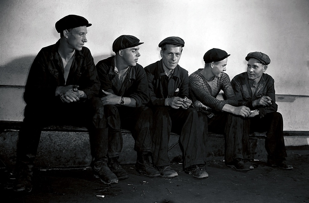 ЧТПЗ. Рабочий перекур, 1950-е, Челябинская обл., г. Челябинск. ЧТПЗ – Челябинский трубопрокатный завод.