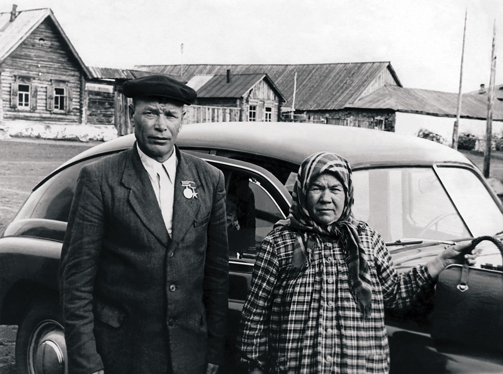 Комбайнер МТС Прохор Андриянович Буторин с женой, 1960 год, Челябинская обл.. С 1958 по 1960 год по области было продано более 2 тысяч легковых автомобилей.Выставка «Супруги ХХ века» с этой фотографией.