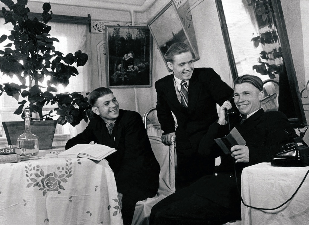 Благоустроенное общежитие горняков треста «Коркинуголь», 18 июня 1953, Челябинская обл., г. Коркино. Кроме жилых комнат в общежитии были красный уголок, библиотека с читальным залом&nbsp; и столовая. Строительство благоустроенного общежития для горняков велось с 1948 года.&nbsp;Выставка «У меня зазвонил телефон...» с этой фотографией.