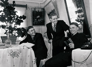 Благоустроенное общежитие горняков треста «Коркинуголь», 18 июня 1953, Челябинская обл., г. Коркино. Кроме жилых комнат в общежитии были красный уголок, библиотека с читальным залом  и столовая. Строительство благоустроенного общежития для горняков велось с 1948 года. Выставка «У меня зазвонил телефон...» с этой фотографией.