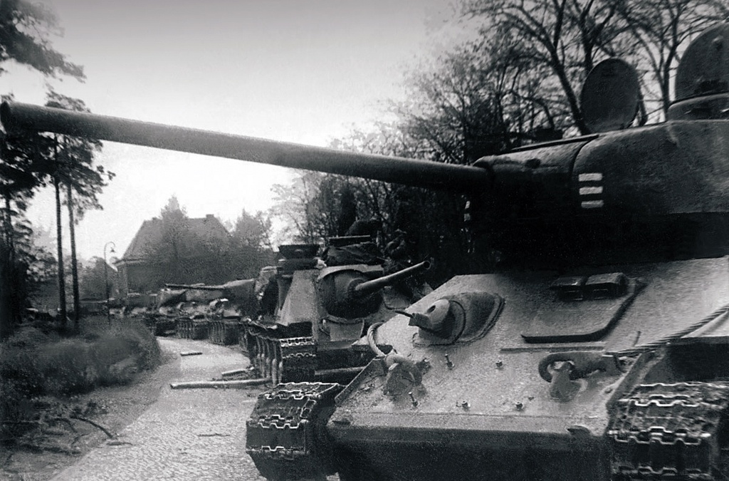 44-я гвардейская танковая бригада (1-я танковая гвардейская армия) с боями ворвалась в местечко Уленхорст. Танки на улицах Уленхорста. В первые минуты рассвета перед боем, 22 апреля 1945, Германия. Выставка «Танки, еще танки, еще больше танков!» с этой фотографией.&nbsp;