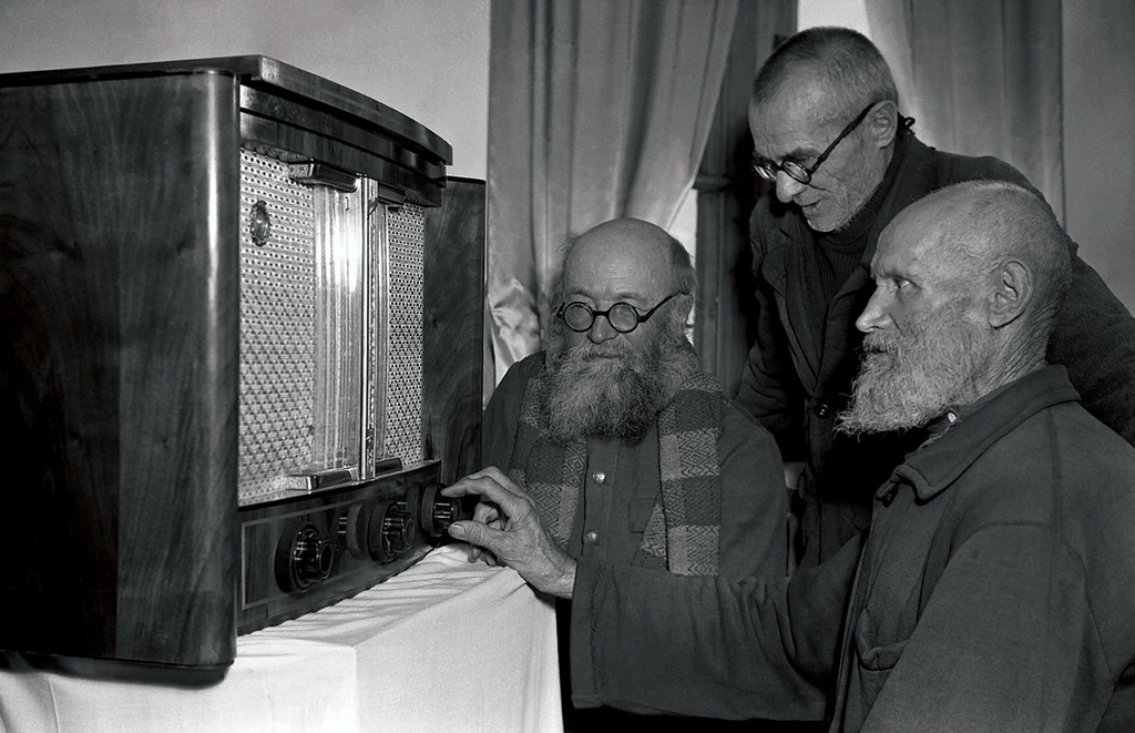 Колхозники слушают радио, 1957 - 1959, Челябинская обл.. Выставка «Изобретение, наделавшее много шуму» с этой фотографией.В 1958 году по области насчитывалось 170 246 радиоустановок, в 1961-м – 352 193 радиоприемника.&nbsp;