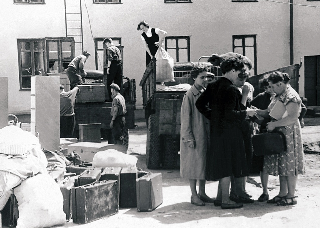 Заселение в новые дома, 5 июля 1960, Челябинская обл., г. Златоуст. Основная застройка микрорайонов по проспекту Гагарина велась в 1960-е годы. Было возведено 15 многоквартирных домов.Выставка «Советское новоселье» с этой фотографией.