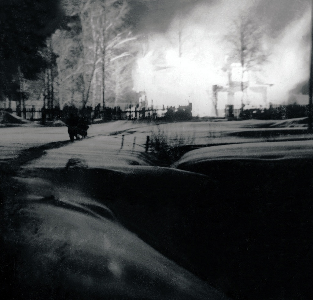 Луга в огне, январь 1944, Ленинградская обл., г. Луга. Отступающие немецкие войска предали огню или взорвали лучшие здания города, предприятия, вокзал.