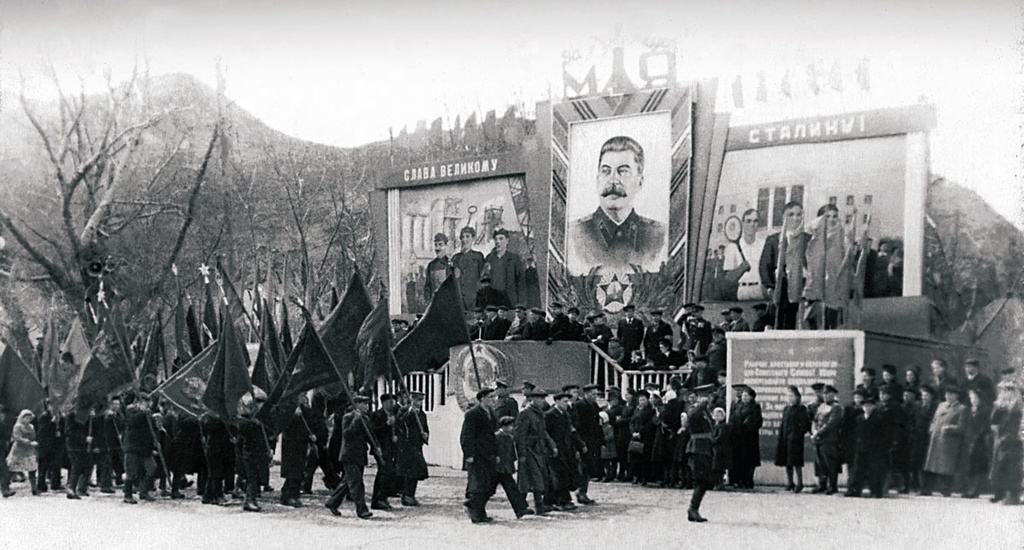 Первомайская демонстрация, 1 мая 1949, Челябинская обл., г. Златоуст. Многие предприятия области выполнили 4-ю пятилетку досрочно. Трудящимся области было, чем гордиться.
