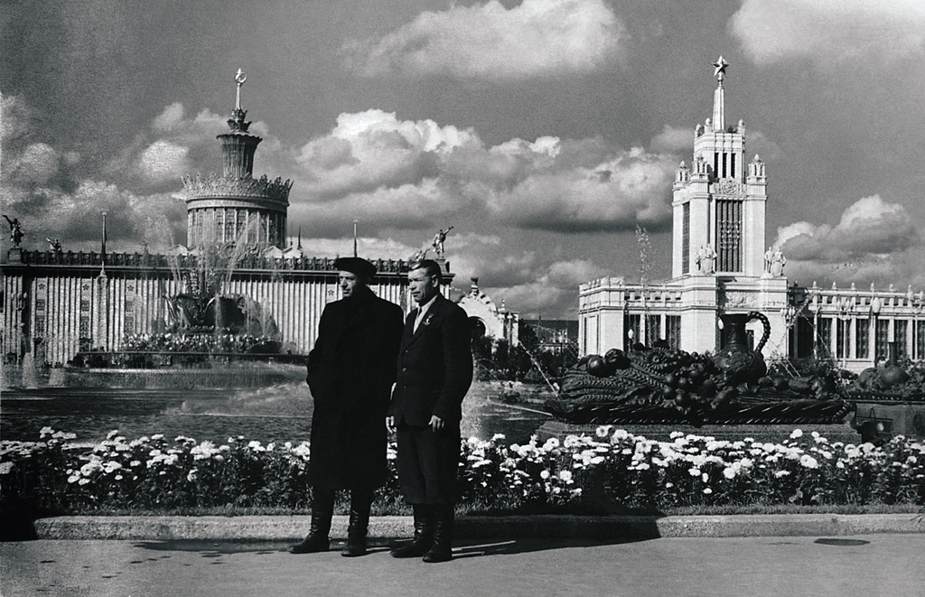 ВСХВ (ВДНХ). Площадь колхозов, 1954 - 1956, г. Москва. Кавалер двух орденов Ленина Петр Яковлевич Штрахов (слева), герой Социалистического Труда Прохор Андриянович Буторин (справа).&nbsp;Видеовыставка «80-летие ВДНХ. "Тотальная инсталляция"» с этой фотографией.