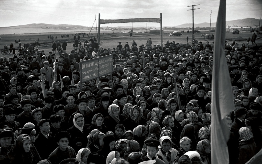 Митинг жителей под лозунгом «Под знаменем марксизма-ленинизма, под руководством Коммунистической партии – вперед к победе коммунизма», 1957 - 1959, Челябинская обл.. Лозунг, под которым проходил митинг был принят как руководство к действию на внеочередном XXI съезде КПСС в январе – феврале 1959 года.