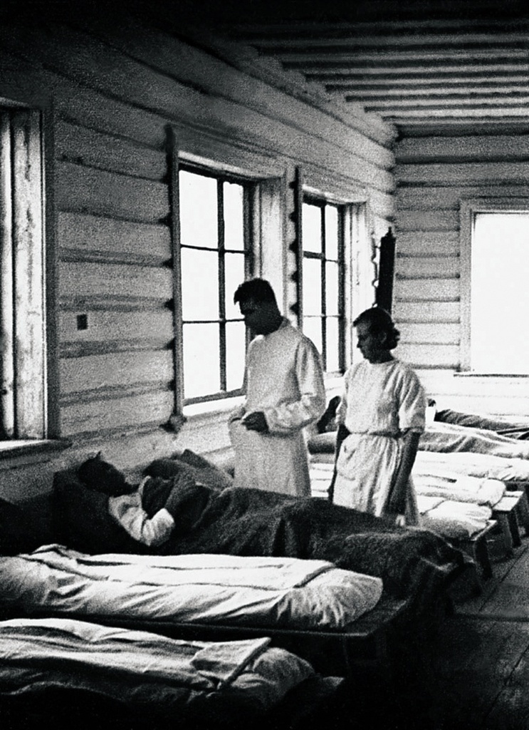 Лагерь трудармейцев. Оздоровительно-профилактический пункт, 1940-е, Челябинская обл., г. Челябинск. Длительная продолжительность (12 часов) рабочего дня при плохом питании приводила к большой смертности и заболеваниям среди трудармейцев. Совсем обессилевших помещали в стационар или переводили на более легкий труд.&nbsp;