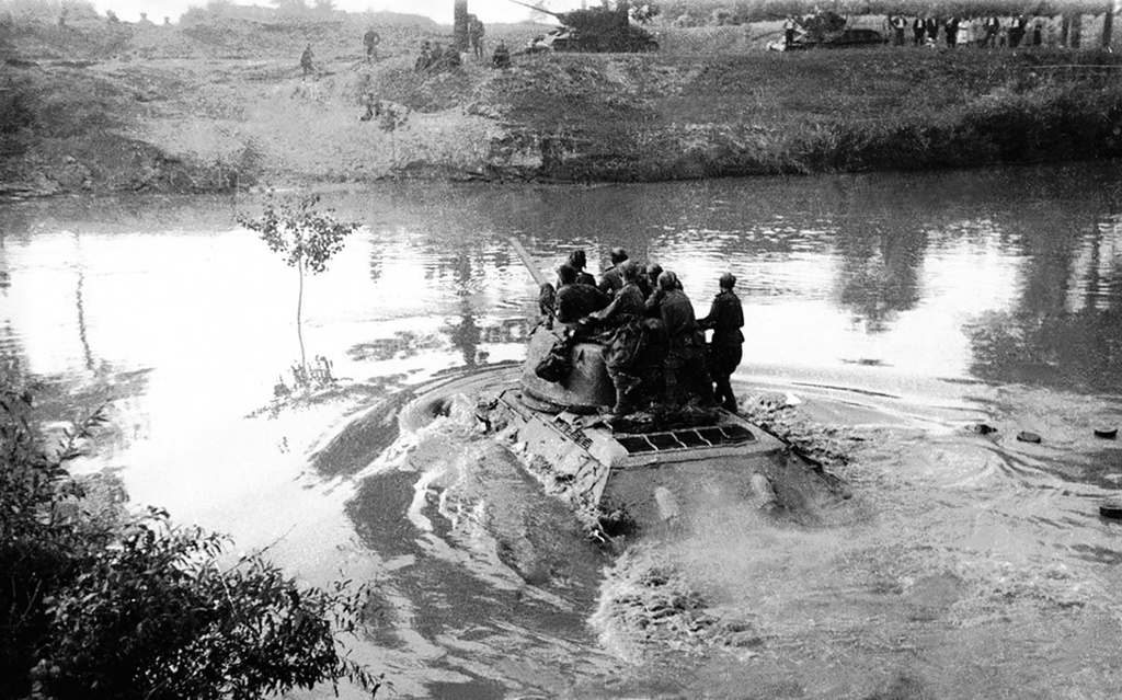 Переправа через реку Днестр. 44-я гвардейская танковая бригада, 1944 год. Выставка&nbsp;«Танки, еще танки, еще больше танков!» с этой фотографией.&nbsp;