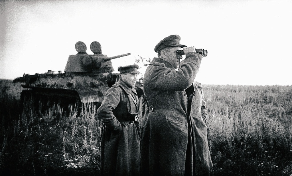 44-я гвардейская танковая бригада, 1943 год. Бои за освобождение Украины. Командный пункт во время боя. Командир бригады Михаил Леонов.&nbsp;