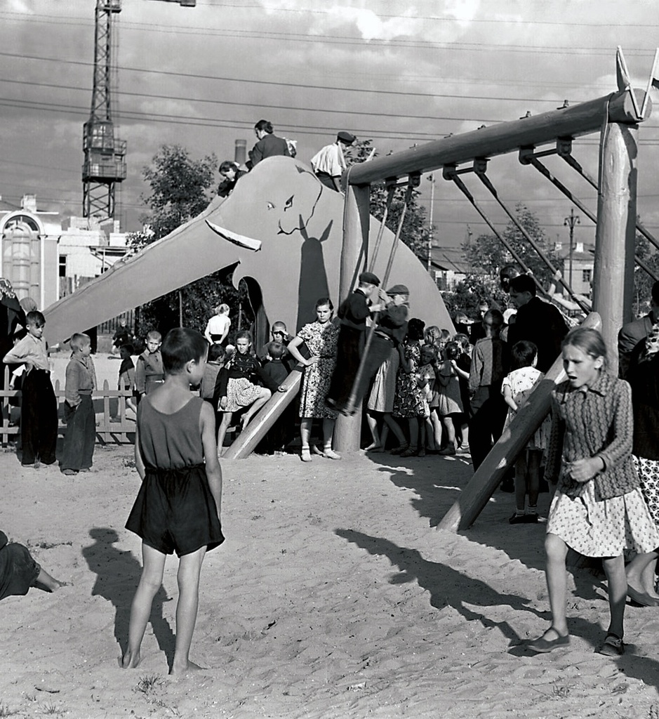Детский городок в парке, 1950 год, Челябинская обл., г. Челябинск. Выставка «Возвращение в детство: игровые площадки СССР» с этой фотографией.
