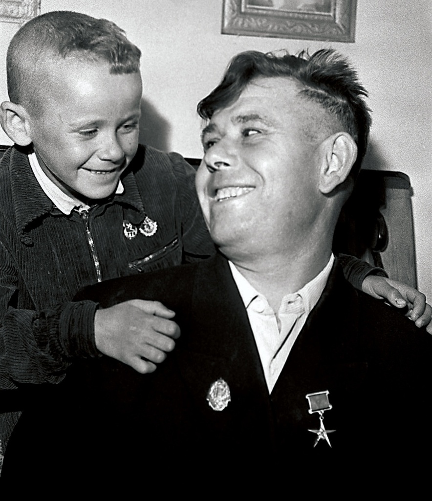 Отец и сын – почетные значкисты, 1954 - 1956, Челябинская обл., г. Магнитогорск. Выставки&nbsp;«Не забывайте радовать людей улыбкой», «Отличившимся в труде» и «Сыновья» с этой фотографией.