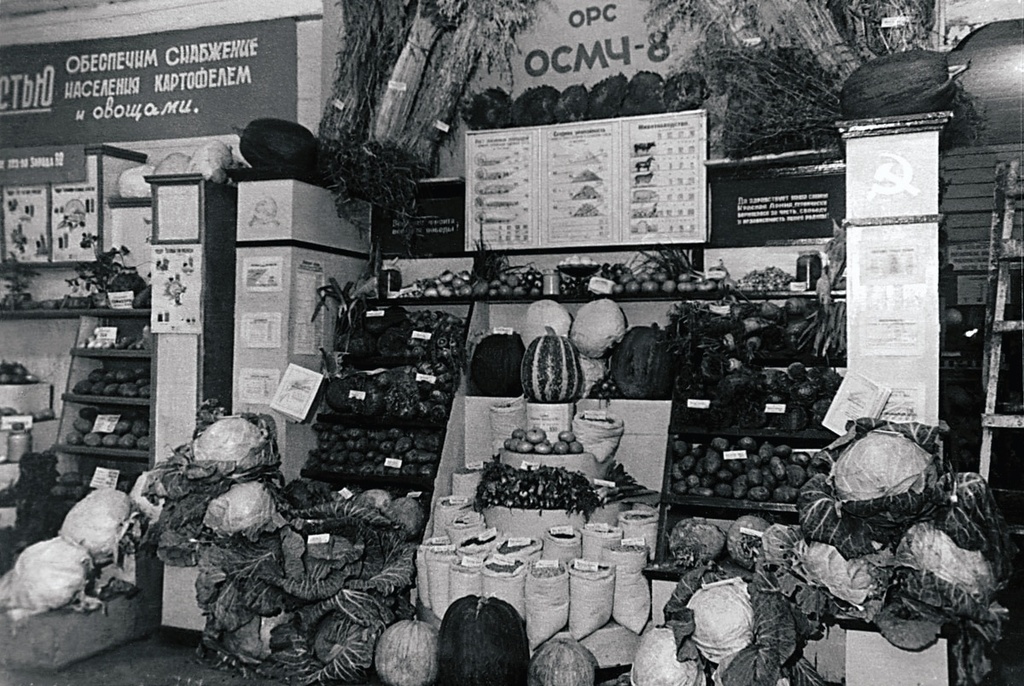Городская сельскохозяйственная выставка, 1940-е, г. Челябинск. Выставка «Bon appetit!» с этой фотографией.&nbsp;