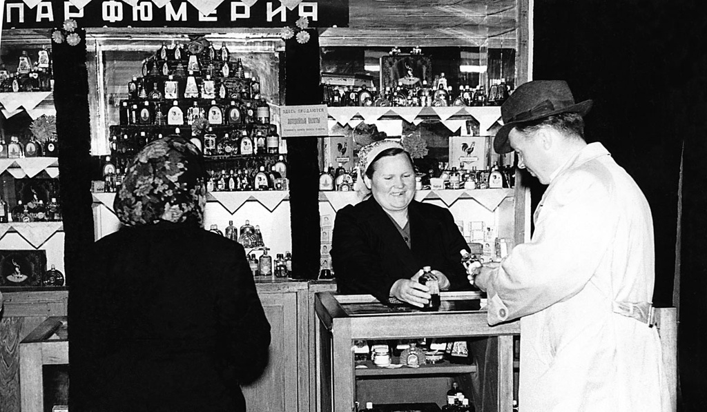 В только что открывшемся универмаге, 1950-е, Челябинская обл.. По области в 1955 году работало 4 266 магазинов. В 1945 – 2 543.Выставка «Правила хорошего тона» с этой фотографией.